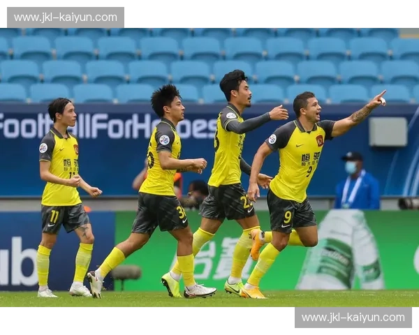 巅峰之战：当神户胜利船的优雅遇上广州恒大的铁血——一场跨越国界的足球史诗